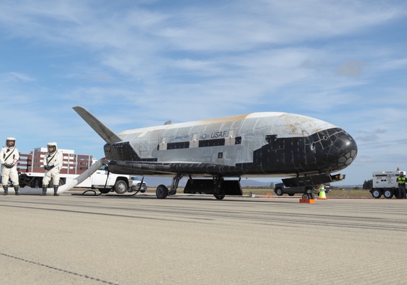 X-37B after landing at Vandenberg, photo: Boeing