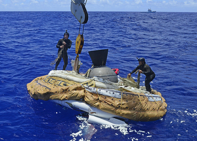 Recovering the LDSD test vehicle; Photo: US Navy, CC BY 2.0
