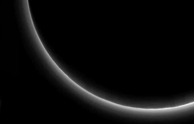 Pluto'satmosphere, from behind; Photo: NASA/JHUAPL/SWRI