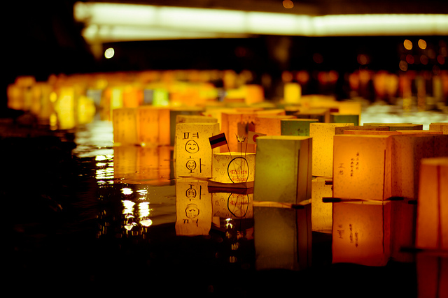 Paper lanterns light the streets of Hiroshima; Photo: Flickr user Freedom II Andres, CC BY 2.0